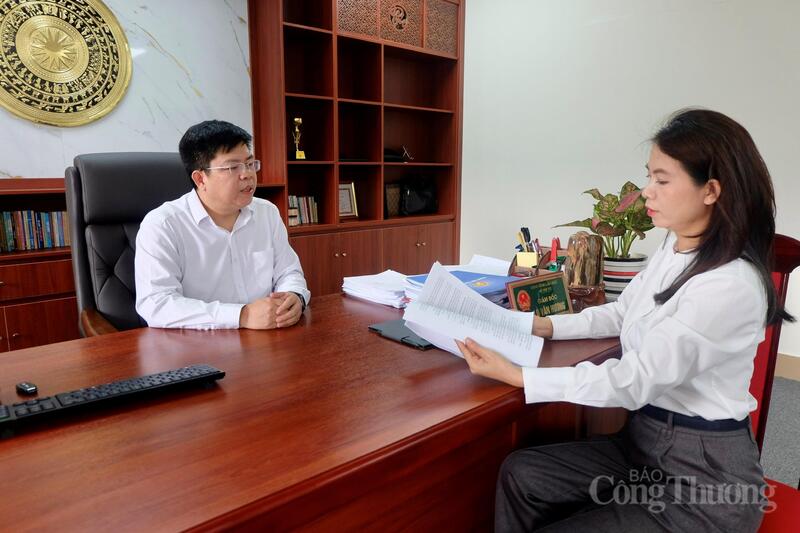 Phóng viên Báo Công Thương trao đổi với Giám đốc Sở Nội vụ tỉnh Lai Châu Lò Văn Hương.