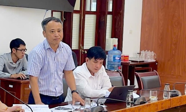 Ông Trần Văn Thuận, Giám đốc Công ty Điện lực Đắk Lắk trao đổi về công tác chủ động đầu tư, nâng cấp hạ tầng lưới điện trên địa bàn tỉnh.
