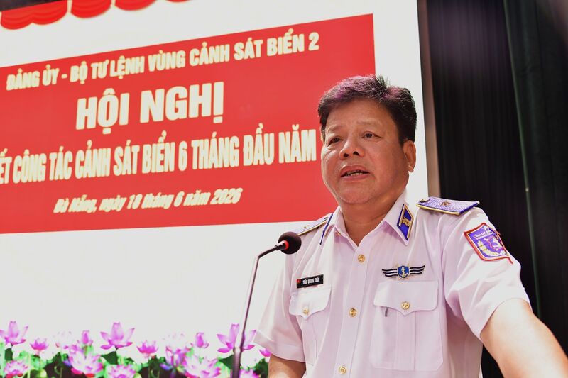 Thiếu tướng Trần Quang Tuấn, Tư lệnh Vùng Cảnh sát biển 2 phát biểu tại hội nghị. Ảnh: Nam Trung