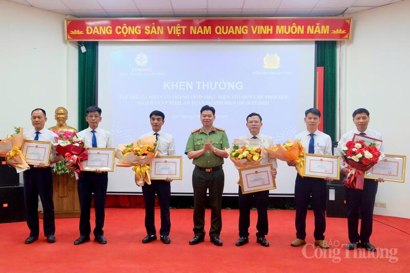 Đại tá, Phó Giám đốc Công an tỉnh Lai Châu Tao Văn Trường khen thưởng cho các tập thể và cá nhân có thành tích trong bảo vệ an ninh, an toàn tài sản ngành điện.