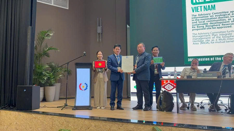 Chủ tịch MAB-ICC trao Bằng công nhận Khu dự trữ sinh quyển thế giới Phong Nha – Kẻ Bàng cho ông Lê Văn Bảo, Phó Chủ tịch UBND tỉnh Quảng Trị