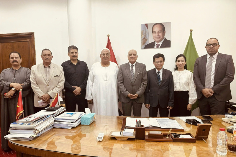 Ban lãnh đạo Phòng Thương mại Ismailia chụp ảnh lưu niệm với đại diện Thương vụ, Đại sứ quán Việt Nam tại Ai Cập.