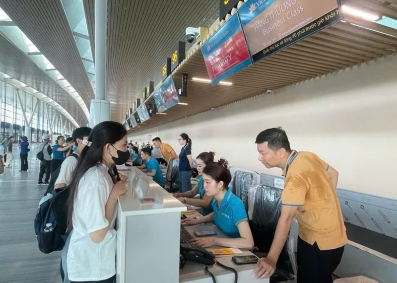Cục Hàng không Việt Nam yêu cầu tăng cường kiểm tra, giám sát việc tuân thủ quy trình khai thác, phục vụ mặt đất, an toàn khu bay và các biện pháp bảo đảm an toàn lao động tại sân bay. Ảnh minh hoạ.