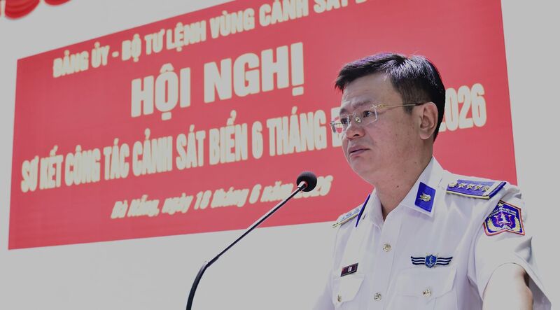 Đại tá Lê Huy, Chính ủy Vùng Cảnh sát biển 2 phát biểu tại hội nghị. Ảnh: Nam Trung