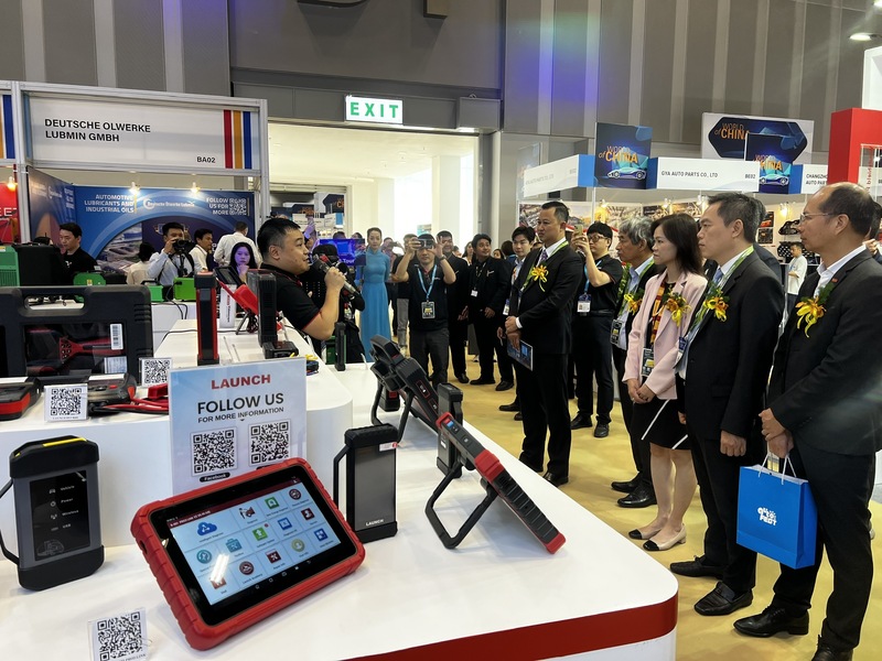 Đại biểu tham quan gian hàng của doanh nghiệp trưng bày công nghệ tại Automechanika 2026. Ảnh Phương Hoa