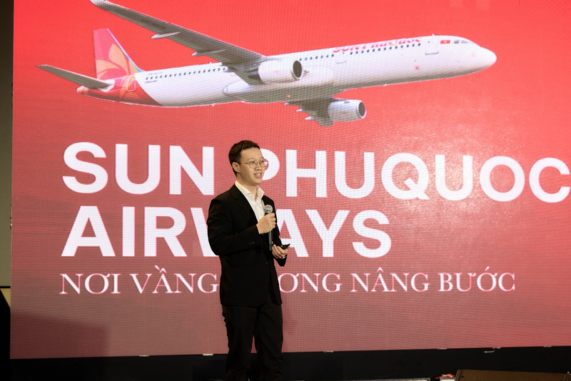 Ông Phan Anh Nghĩa - Phó Trưởng phòng phát triển mảng bay Sun PhuQuoc Airways trình bày tham luận tại hội thảo
