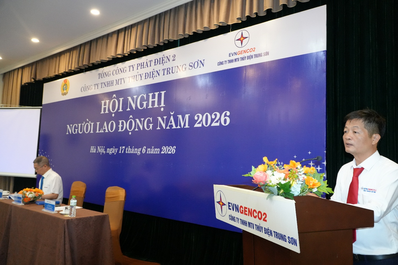 Ông Vũ Xuân Dũng – Chủ tịch kiêm Giám đốc Công ty báo cáo kết quả sản xuất kinh doanh của công ty tại hội nghị