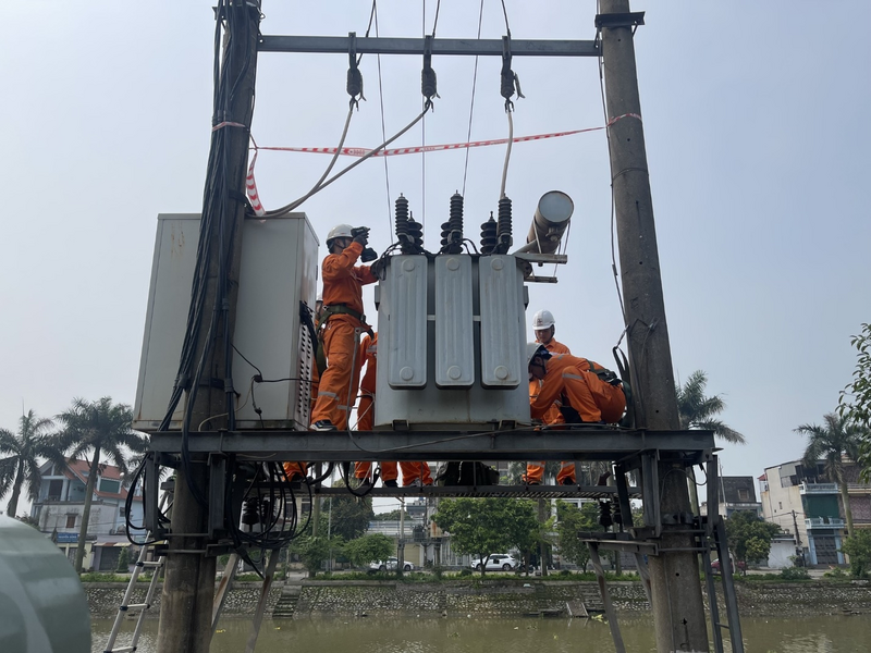 Thực hiện 5S lưới điện tại Điện lực Quỳnh Phụ. Ảnh: DNCC