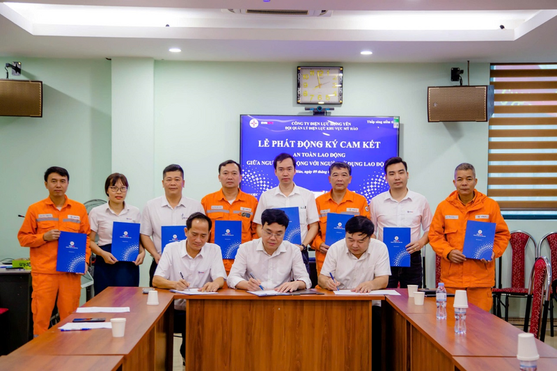 Điện lực Mỹ Hào – Công ty Điện lực Hưng Yên thực hiện ký cam kết an toàn lao động. Ảnh: DNCC