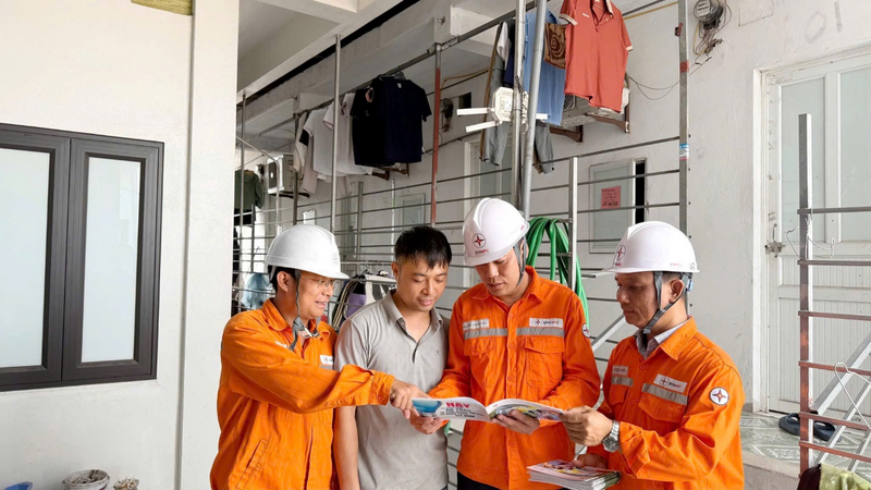 Cán bộ, nhân viên Điện lực Văn Lâm – Công ty Điện lực Hưng Yên tuyên truyền đến khách hàng về công tác an toàn điện, phòng chống cháy nổ. Ảnh: DNCC