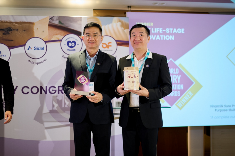 Ông Nguyễn Quang Trí - Giám đốc Điều hành Marketing Vinamilk cùng ông Đỗ Thanh Tuấn - Giám đốc Đối ngoại Vinamilk nhận vinh danh tại Giải thưởng Đổi mới sáng tạo ngành Sữa toàn cầu 2026, Barcelona - Tây Ban Nha. Ảnh: Xavier