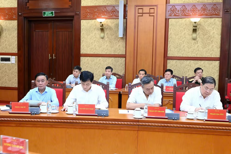 Thường trực Ban Bí thư Trần Cẩm Tú và các đồng chí lãnh đạo tham dự phiên họp. Ảnh: Đăng Khoa
