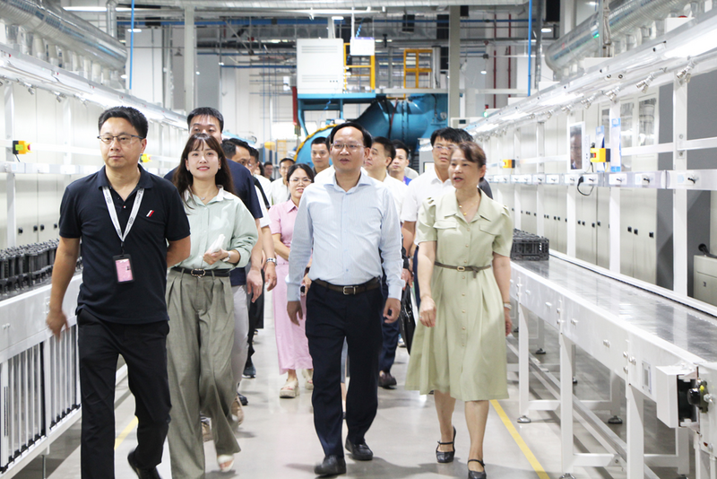 Ông Phạm Văn Thịnh thăm dây chuyền sản xuất của Công ty trách nhiệm hữu hạn Sản xuất Cooler Master. Ảnh: Trịnh Lan
