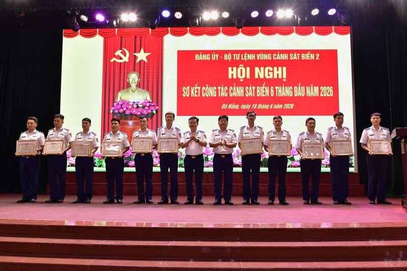 Khen thưởng các tập thể, cán nhân có thành tích trong thực hiện nhiệm vụ 6 tháng đầu năm 2026. Ảnh: Nam Trung