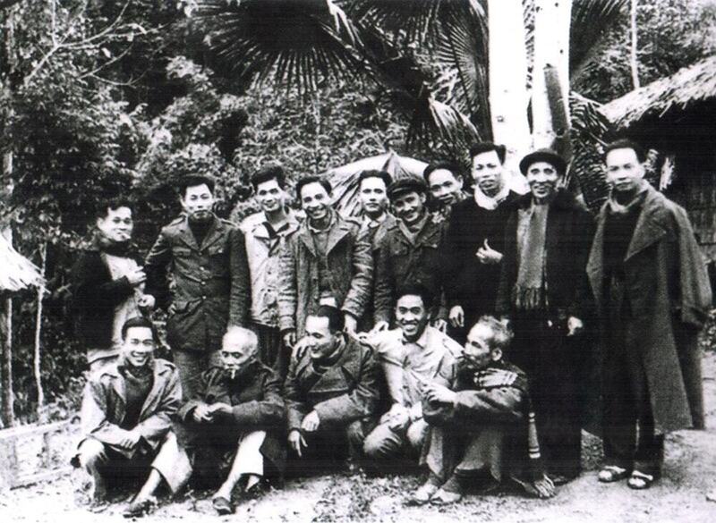 Bác Hồ chụp ảnh cùng một số Ủy viên Trung ương Đảng khóa II (năm 1951) tại Chiêm Hóa, Tuyên Quang. Đồng chí Hồ Tùng Mậu đứng thứ tư, từ phải sang. Nguồn: Ảnh tư liệu