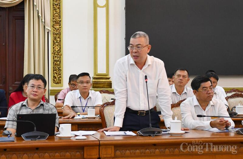 Đại diện ngành điện nêu những vướng mặc, khó khăn trong qua trình triển khai các dự án điện trên địa bàn TP. Hồ Chí Minh. Ảnh: Thanh Minh.
