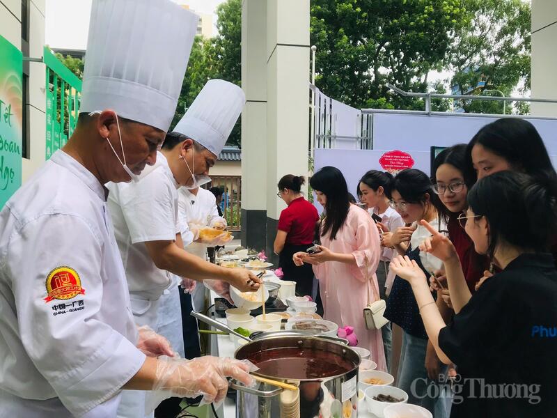 Trải nghiệm ẩm thực Trung Quốc tại chương trình. Ảnh: Bảo Thoa