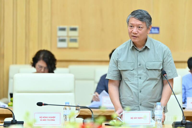Ông Lương Đức Trung, Phó Vụ trưởng Vụ Pháp chế, Bộ Xây dựng phát biểu tại hội nghị. Ảnh: Nam Nguyễn