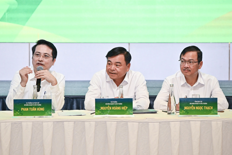 Thứ trưởng Bộ Nông nghiệp và Môi trường Nguyễn Hoàng Hiệp, Vụ trưởng Vụ Pháp chế Phan Tuấn Hùng và Tổng Biên tập Báo Nông nghiệp và Môi trường Nguyễn Ngọc Thạch đồng chủ trì phiên đối thoại trong khuôn khổ Diễn đàn. Ảnh: Tùng Đinh