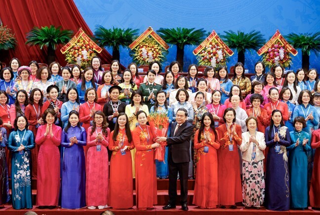 Uỷ viên Bộ Chính trị, Chủ tịch Quốc hội Trần Thanh Mẫn tặng hoa chúc mừng Ban Chấp hành Trung ương Hội Liên hiệp Phụ nữ Việt Nam khóa XIV. Ảnh: MTTQ
