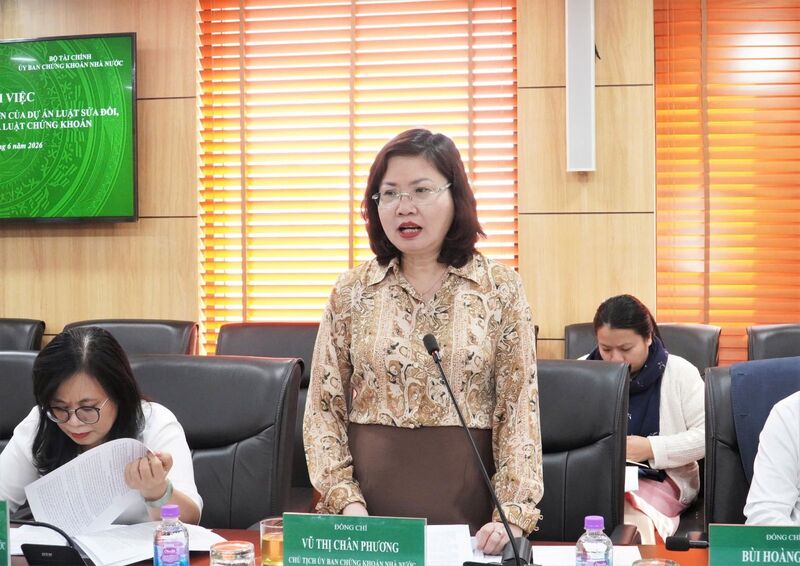 Chủ tịch UBCKNN Vũ Thị Chân Phương phát biểu tại buổi làm việc với đoàn công tác của Ủy ban Kinh tế và Tài chính của Quốc hội về tiến độ xây dựng và các nội dung trọng tâm của dự án Luật sửa đổi, bổ sung một số điều của Luật Chứng khoán ngày 15/6/2026.