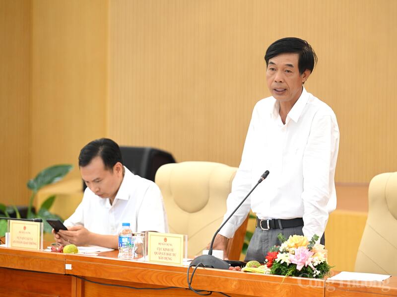Ông Nguyễn Thế Minh, Phó Cục trưởng Cục Kinh tế - Quản lý đầu tư xây dựng báo cáo tổng kết tình hình thực hiện các dự án thuộc danh mục 3.000 km đường bộ cao tốc. Ảnh: Nguyên Khánh