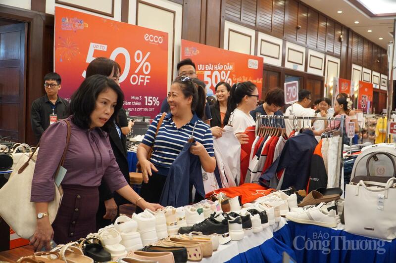 Đà Nẵng Mega Sale 2026 có quy mô 120 gian hàng quy tụ 300 thương hiệu hàng hóa chính hãng nổi tiếng thế giới và trong nước với hàng nghìn mặt hàng giảm giá sâu từ 30 - 80%