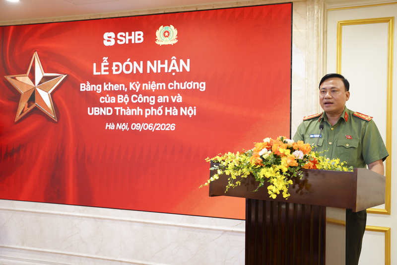 Đại tá Nguyễn Tiến Đạt, Phó Giám đốc Công an TP. Hà Nội biểu dương, ghi nhận và chúc mừng những thành tích mà tập thể cán bộ, nhân viên SHB đã đạt được trong thời gian qua.