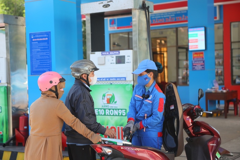 Người dân tin tưởng lựa chọn xăng E10. Ảnh: BSR