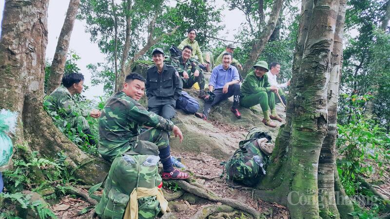 Phút nghỉ ngơi giữa rừng của đội liên ngành tuần tra, bảo vệ rừng Phong Nha - Kẻ Bàng.