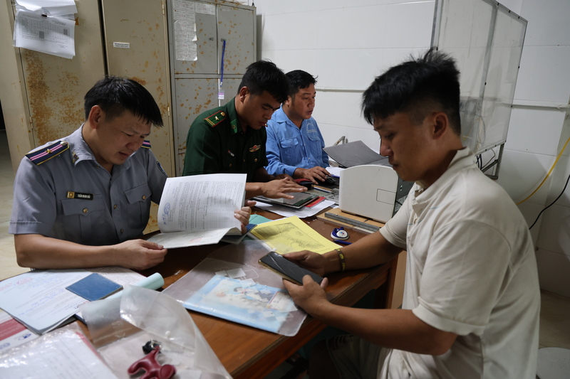 Lực lượng chuyên môn liên tục phát tờ rơi, niêm yết công khai quy định và trực tiếp xuống tàu hướng dẫn ngư dân thực hành ngay khi cập cảng bốc dỡ sản lượng. Ảnh: Phúc Sơn