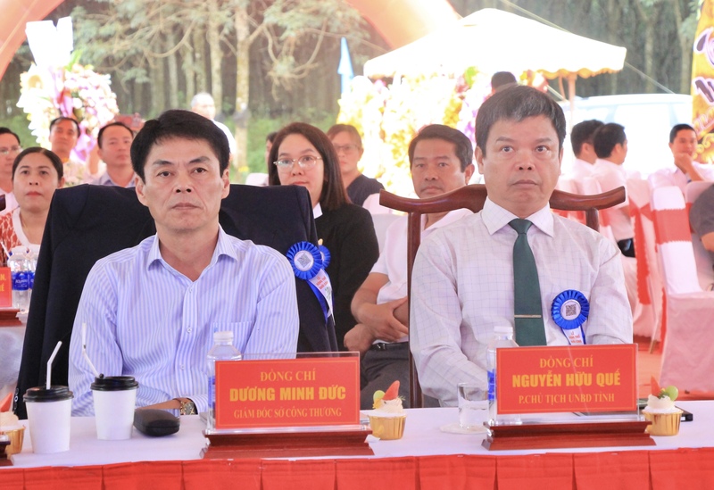 Tham dự lễ động thổ, khởi công có ông Nguyễn Hữu Quế (bên phải), Phó Chủ tịch UBND tỉnh Gia Lai; ông Dương Minh Đức, Giám đốc Sở Công Thương tỉnh Gia Lai. Ảnh: Hiền Mai