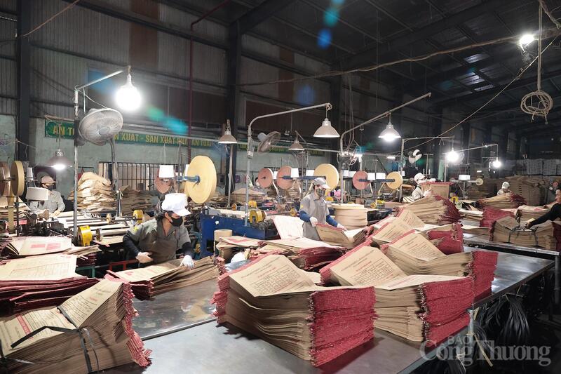 Doanh nghiệp trang bị thêm hệ thống quạt công nghiệp cùng các thiết bị làm mát chuyên dụng ngay tại các vị trí làm việc của công nhân. Ảnh: Trọng Tùng