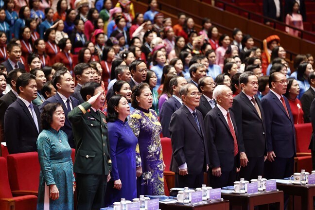 Ủy viên Bộ Chính trị, Chủ tịch Quốc hội Trần Thanh Mẫn và các đại biểu là nguyên lãnh đạo Đảng, Nhà nước tham dự Đại hội đại biểu Phụ nữ toàn quốc lần thứ XIV. Ảnh: MTTQ