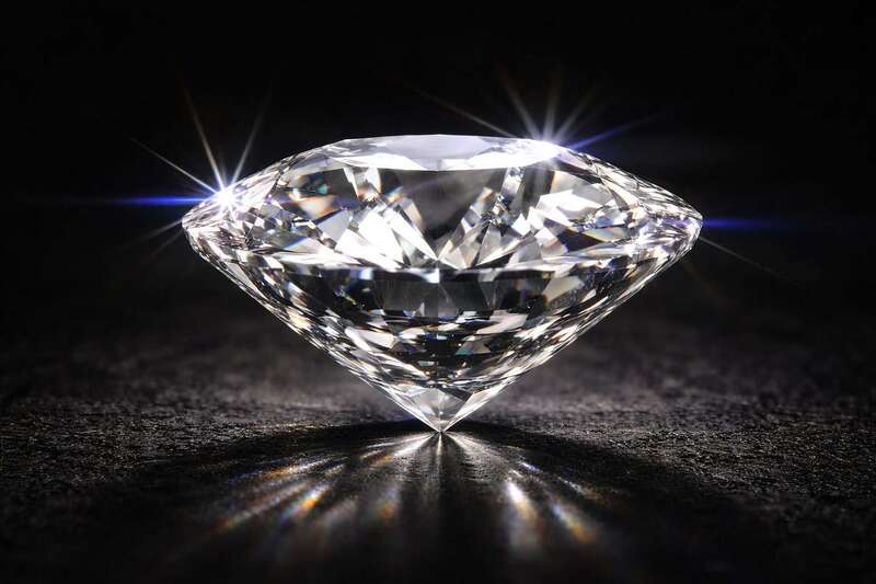 Trong thế giới kim cương, chứng thư giám định đóng vai trò như tấm căn cước của viên đá. Ảnh minh họa