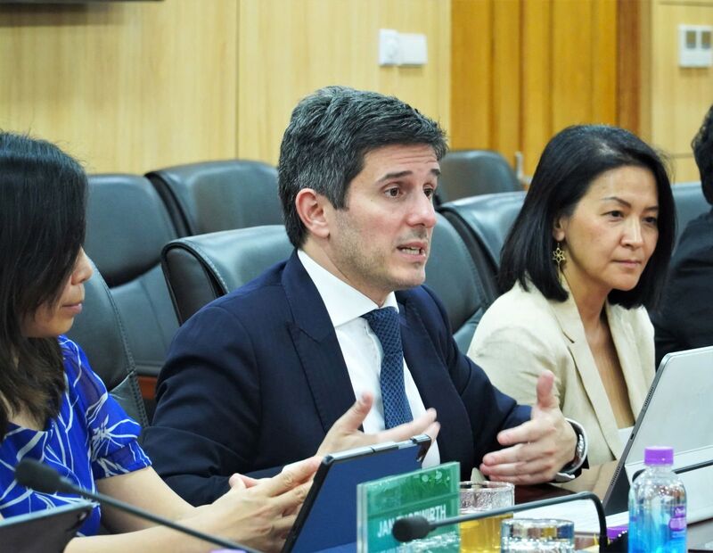 Ông Gerald Toledano, Giám đốc Toàn cầu phụ trách Sản phẩm cổ phiếu, Giải pháp và Sản phẩm thay thế, FTSE Russell phát biểu tại buổi làm việc với UBCKNN về các nội dung triển khai tiếp theo khi thị trường chứng khoán Việt Nam được tổ chức này nâng hạng.