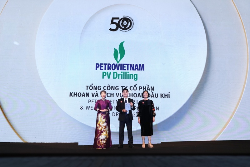 Ông Hồ Vũ Hải, Phó Tổng giám đốc Tổng công ty đại diện PV Drilling nhận danh hiệu Top 50 Doanh nghiệp phát triển bền vững năm 2026. Ảnh: Petrovietnam
