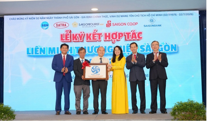 Liên minh Thương hiệu Sài Gòn tặng quà kỷ niệm lãnh đạo UBND TP. Hồ Chí Minh tại buổi lễ
