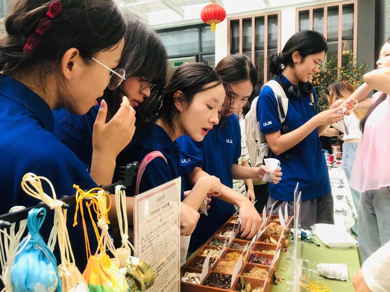 Đông đảo bạn trẻ trải nghiệm gói túi thơm may mắn. Ảnh: Bảo Thoa