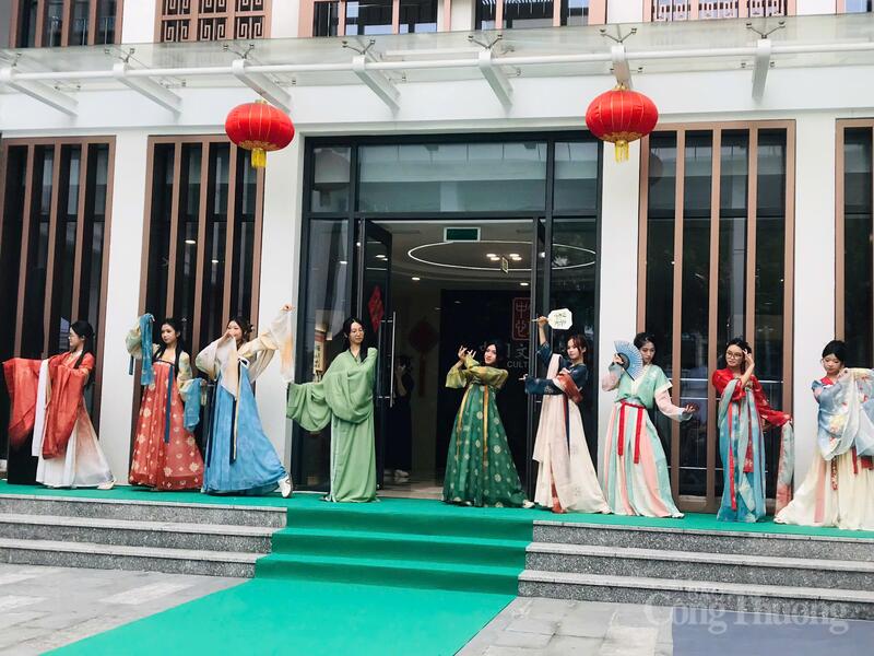 Trình diễn Hán phục tại chương trình. Ảnh: Bảo Thoa