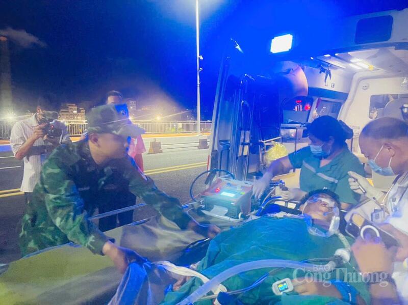 Trong đêm tối, chiến sĩ biên phòng thuộc Đồn Biên phòng Cửa khẩu quốc tế Móng Cái phối hợp cùng đội y tế khẩn cấp chuyển bệnh nhân nguy kịch đang được duy trì hô hấp lên xe cứu thương, tranh thủ từng giây trong "thời điểm vàng" cứu chữa.