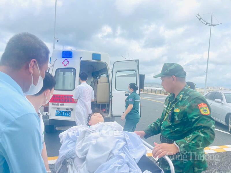 Chiến sĩ Đồn Biên phòng Cửa khẩu quốc tế Móng Cái hỗ trợ chuyển bệnh nhân lên xe đi tới Bệnh viện Nhân dân thành phố Đông Hưng (Trung Quốc) để điều trị.
