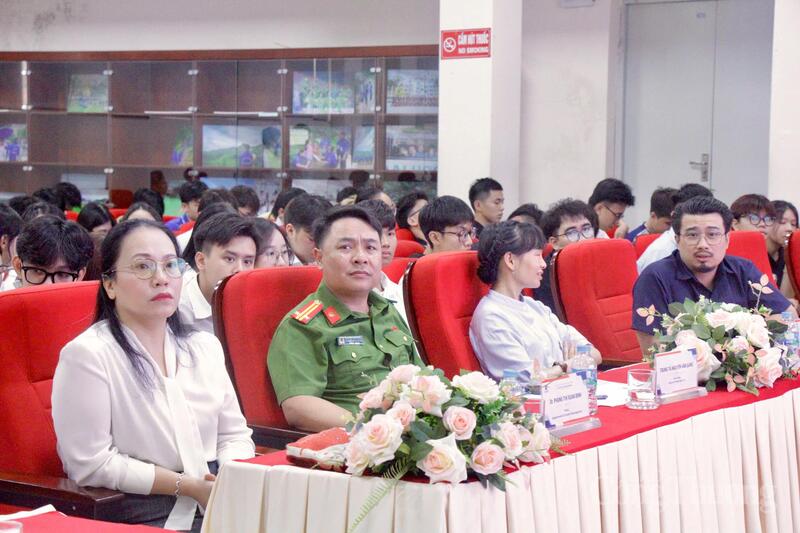 Đại diện Nhà trường và Công an phường Nghĩa Đô.