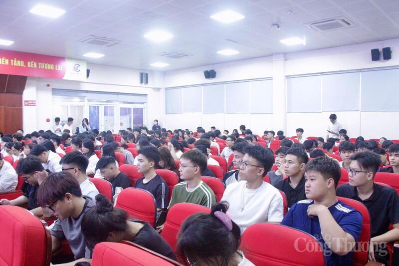 Sinh viên Trường Đại học Điện lực tích cực tham gia các hoạt động nâng cao hiểu biết pháp luật, kỹ năng nhận diện các loại ma túy mới và chủ động phòng ngừa từ sớm.