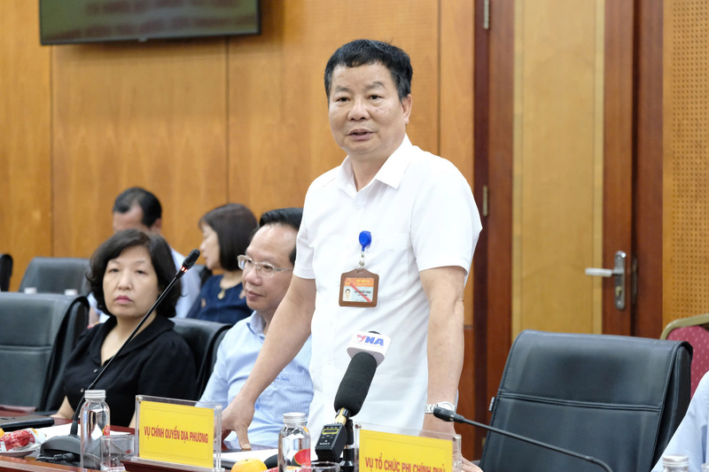 Ông Nguyễn Hữu Thành, Phó Vụ trưởng Vụ Chính quyền địa phương trả lời câu hỏi của phóng viên tại họp báo. Ảnh: Lê An