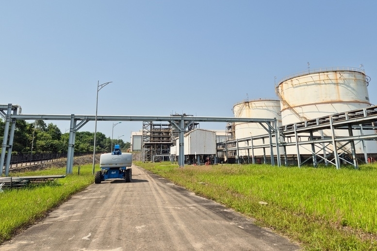Khu vực chứa sản phẩm ethanol tại Nhà máy Nhiên liệu sinh học Dung Quất và đường ống dẫn sản phẩm kết nối với NMLD Dung Quất. Ảnh: BSR