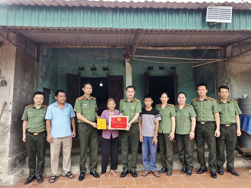 Thượng tá Trần Văn Xuân, Trưởng phòng Tham mưu Công an tỉnh Thanh Hóa thăm, tặng qua cho gia đình hoản cảnh đặc biệt khó khăn ở xã Hoằng Thanh. Ảnh: Công an Thanh Hóa