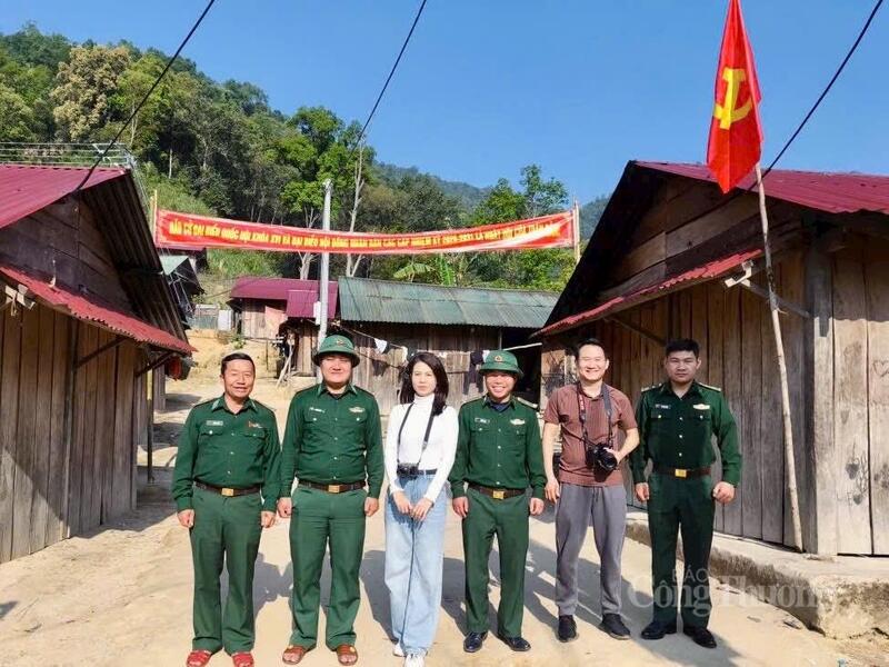 Phóng viên Thu Thủy, Báo Công Thương chụp ảnh lưu niệm sau chuyến tác nghiệp tại bản Là Si cùng đồng nghiệp và các chiến sĩ Đồn Biên phòng Thu Lũm, tỉnh Lai Châu.