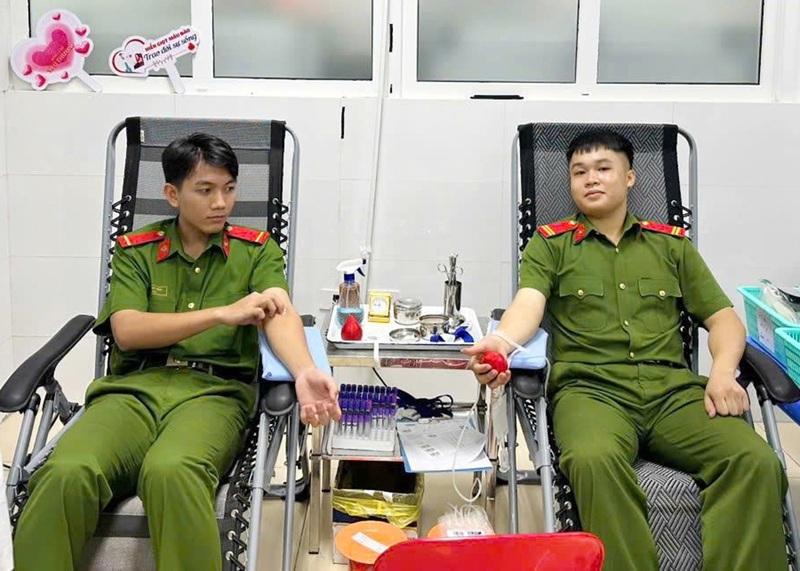 Hai chiến sĩ Phòng Cảnh sát cơ động Công an tỉnh Thanh Hóa tham gia hiến máu cứu người. Ảnh: Công an Thanh Hóa