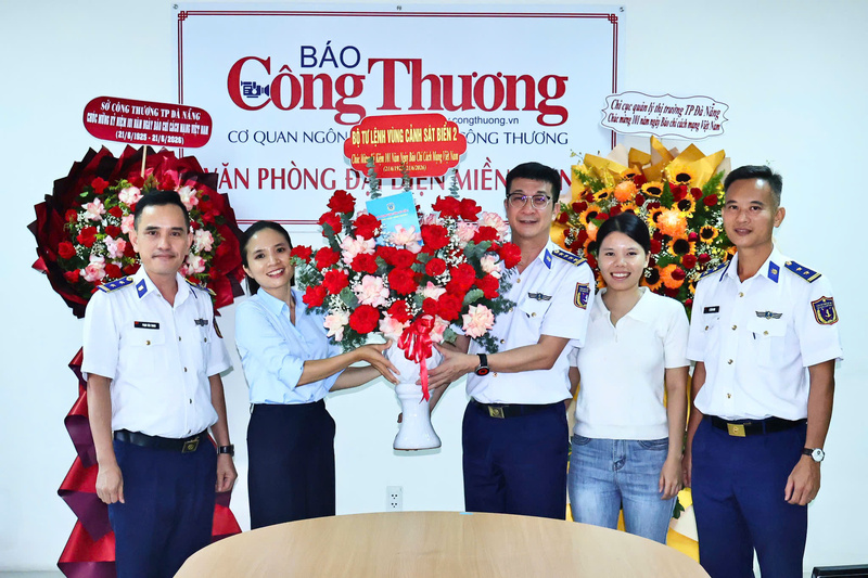 Đại tá Nguyễn Minh Khánh, Phó Tư lệnh kiêm Tham mưu trưởng Bộ Tư lệnh Vùng Cảnh sát biển 2 và đoàn công tác Vùng Cảnh sát biển 2 đã đến thăm, chúc mừng Văn phòng Báo Công Thương miền Trung tại TP. Đà Nẵng nhân kỷ niệm 101 năm Ngày báo chí cách mạng Việt Nam (21/6/1925 – 21/5/2026). Ảnh: Xuân Hiếu
